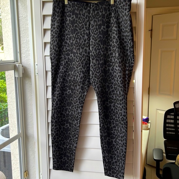 Boston Proper | Leopard Ponte Legging Heather Grey - Picture 3 of 11